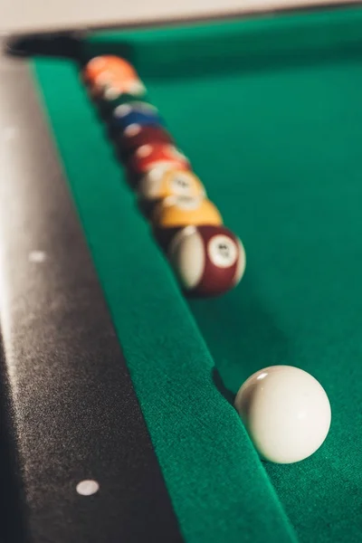 Primer plano bolas de billar en la mesa de juego - foto de stock