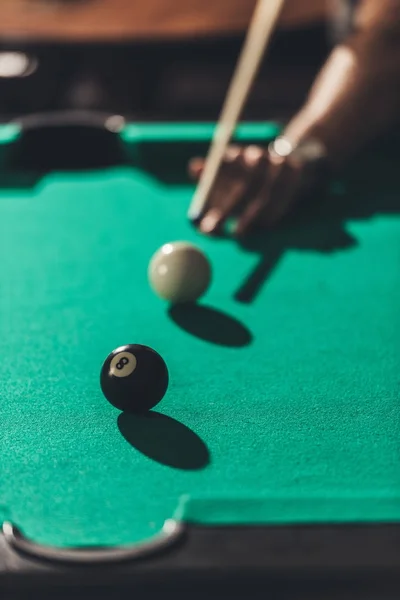 Abgeschnittenes Bild eines Mannes, der im Pool spielt — Stockfoto