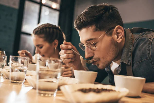 Trabalhadores da cafetaria verificando a qualidade do café durante a função de café — Fotografia de Stock