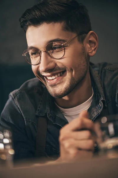 Retrato de hombre alegre en gafas mirando hacia otro lado - foto de stock