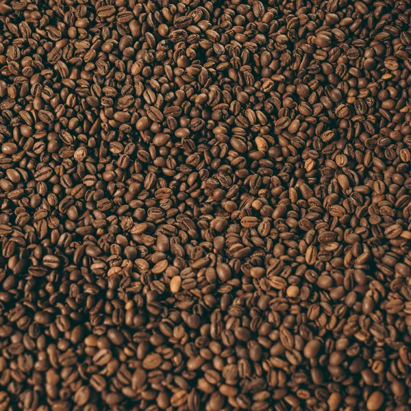 Plein cadre de tas de grains de café torréfiés — Photo de stock