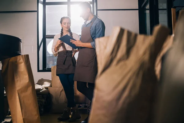 Selektiver Fokus der Coffeeshop-Mitarbeiter, die gemeinsam Kaffeebohnen rösten — Stockfoto