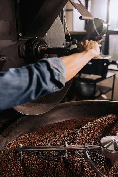 Vista parziale della torrefazione del caffè che lavora sulla tostatrice — Foto stock