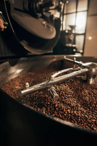 Vista de perto de grãos de café assar na máquina — Fotografia de Stock