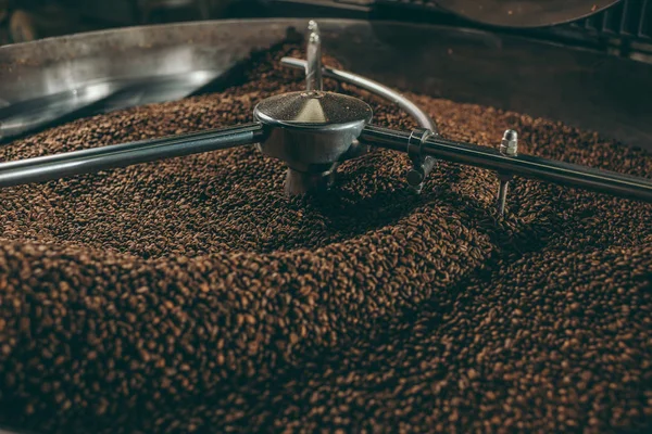 Vista ravvicinata di chicchi di caffè tostatura in macchina — Foto stock