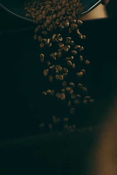 Крупним планом вид падіння обсмажених кавових зерен — стокове фото