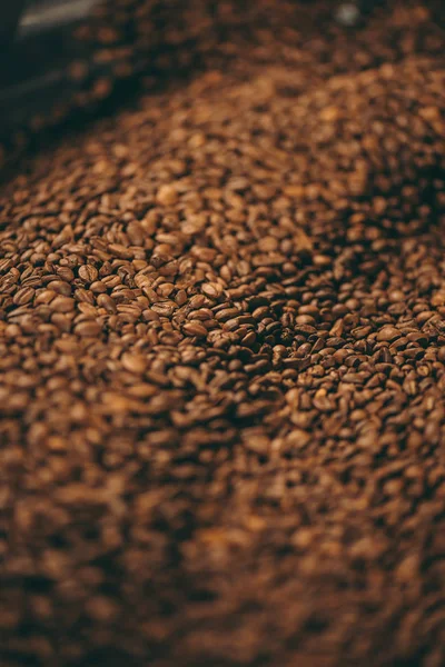 Foyer sélectif du processus de torréfaction des grains de café — Photo de stock