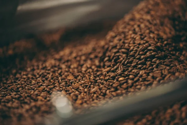 Enfoque selectivo del proceso de tostado de granos de café - foto de stock