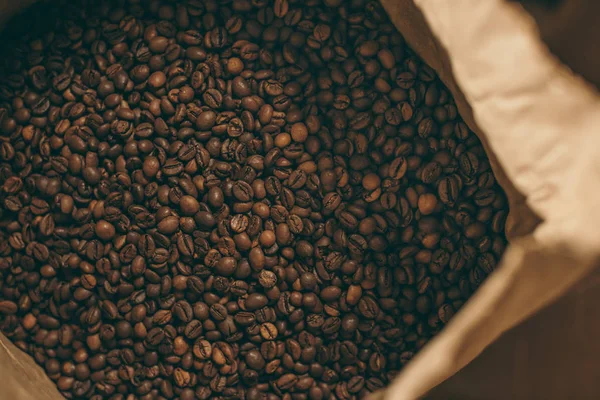 Vue rapprochée des grains de café dans un sac en papier — Photo de stock