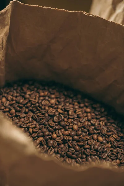 Vue rapprochée des grains de café dans un sac en papier — Photo de stock