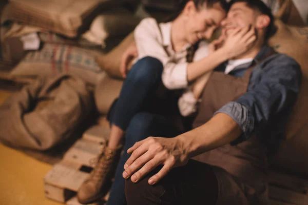 Enfoque selectivo de la joven pareja de propietarios de cafeterías teniendo descanso durante el trabajo - foto de stock