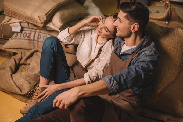 Enfoque selectivo de la joven pareja de propietarios de cafeterías teniendo descanso durante el trabajo - foto de stock