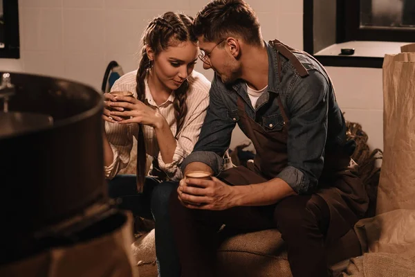 Casal com xícaras de café tendo pausa durante o trabalho no café — Fotografia de Stock