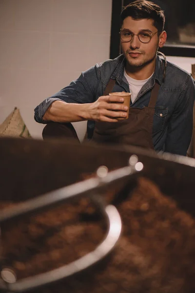 Retrato de la lista de café pensativo con taza de café teniendo descanso durante el trabajo - foto de stock