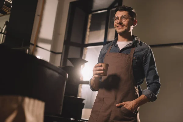 Retrato de sonriente lista de café con taza de café teniendo descanso durante el trabajo - foto de stock