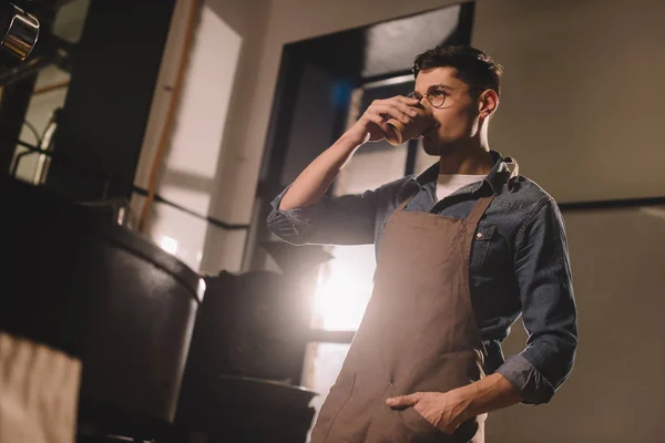 Cafetière boire du café tout en faisant une pause pendant le travail — Photo de stock