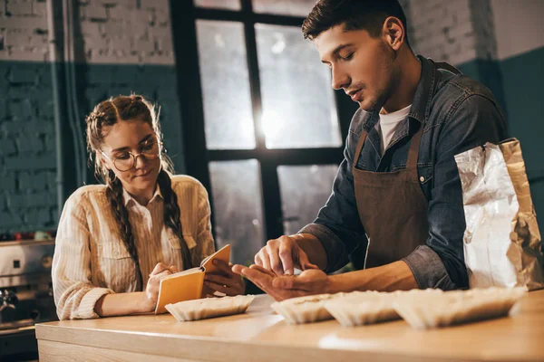 Mitarbeiter von Coffeeshops überprüfen die Kaffeequalität während der Coffee-Food-Veranstaltung — Stockfoto