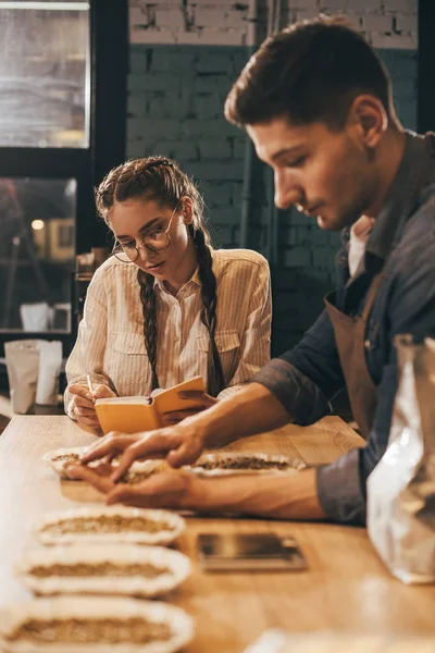 Messa a fuoco selettiva dei lavoratori della caffetteria che controllano la qualità del caffè durante la funzione di caffè alimentare — Foto stock