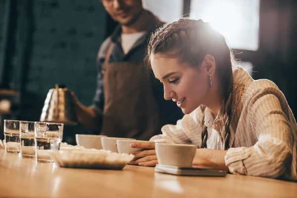 Foco seletivo dos trabalhadores da cafeteria verificando a qualidade do café durante a função de café — Fotografia de Stock
