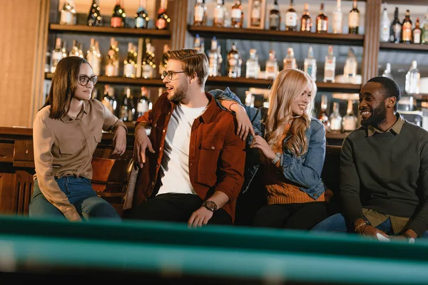 Junge fröhliche Multikulti-Freunde treffen sich an Bar — Stockfoto