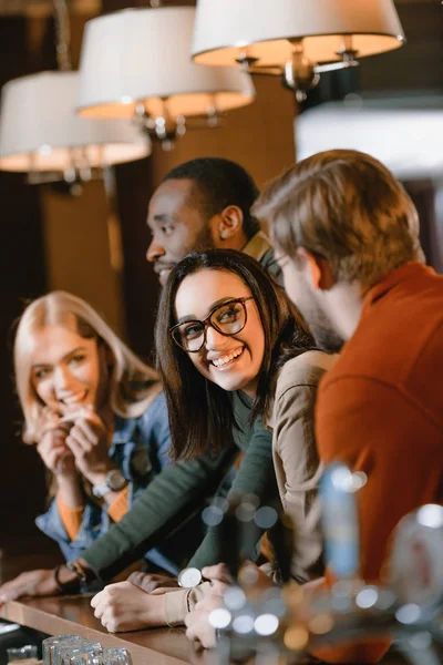 Joyeux jeunes amis attrayants au bar — Photo de stock