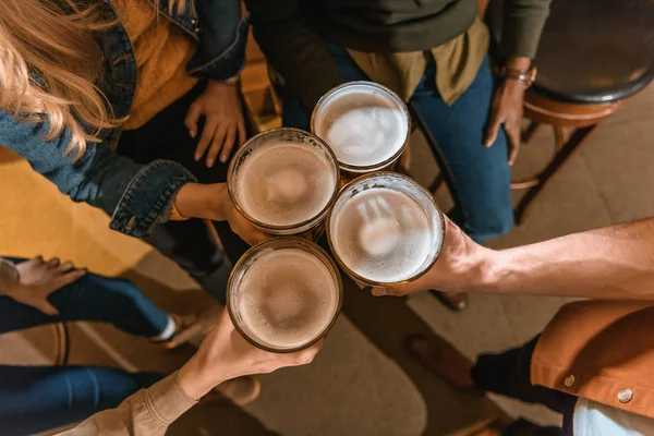 Vue du dessus de la société cultivée tenant des verres avec de la bière au bar — Photo de stock