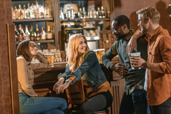 Amigos multiculturales felices pasar tiempo en el bar — Stock Photo