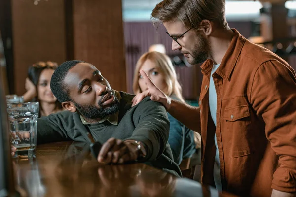 Uomo afroamericano molto ubriaco con chiavi dell'automobile al bar con gli amici — Foto stock