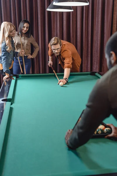 Image recadrée des mains masculines formant ensemble de boules de billard par triangle — Photo de stock