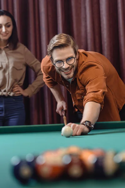 Schöner Mann spielt in Pool an der Bar — Stockfoto
