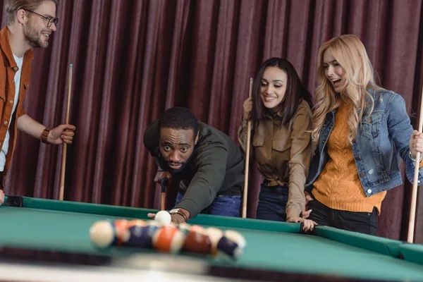 Afrikanisch-amerikanischer Mann spielt in Pool an Bar mit Freunden — Stockfoto