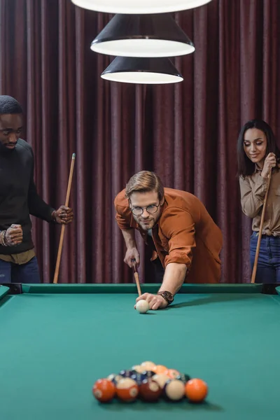 Schöner Mann spielt in Pool an Bar mit Freunden — Stockfoto