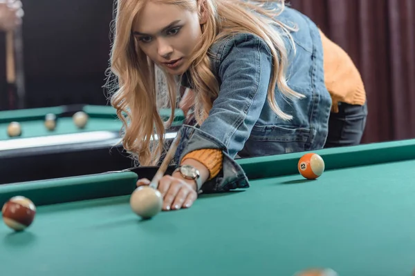 Young beautiful caucasian woman playing in pool at bar — Stock Photo
