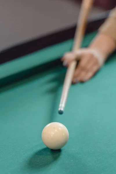 Image recadrée de la main avec repère sur la table de billard — Photo de stock