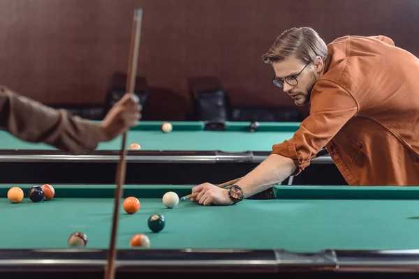 Schöner Mann spielt in Pool an der Bar — Stockfoto