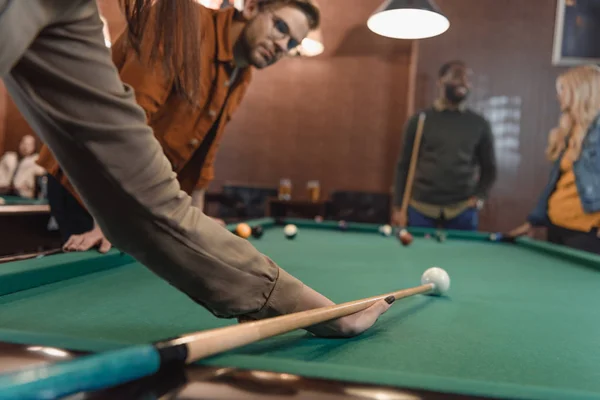 Imagem cortada de jovens amigos multiétnicos jogando na piscina no bar — Fotografia de Stock