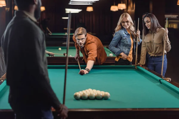 Junge multiethnische Freunde spielen in Pool an Bar — Stockfoto