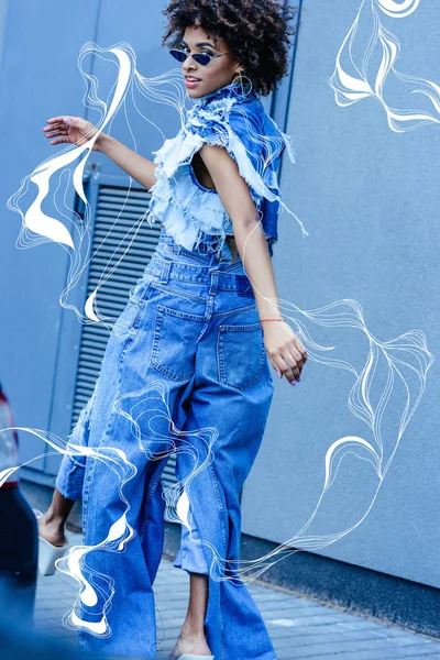 Ragazza afro-americana alla moda sulla strada — Foto stock