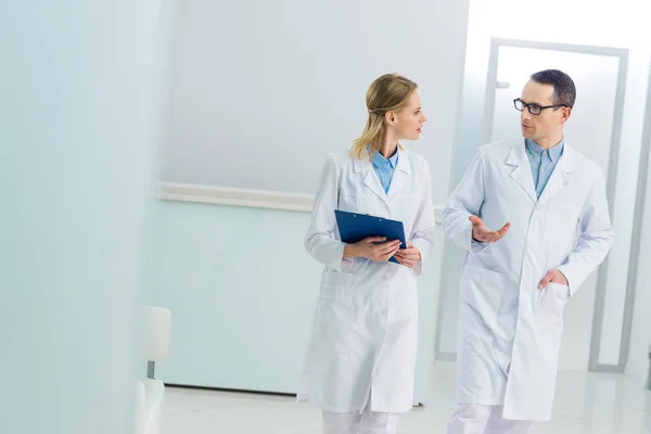 Deux médecins en blouse blanche discutant du diagnostic à l'hôpital — Photo de stock