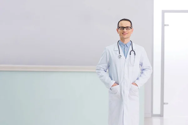 Arzt im weißen Kittel mit Stethoskop im Krankenhaus — Stockfoto