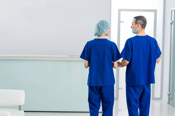 Dos cirujanos discutiendo el diagnóstico en el hospital - foto de stock