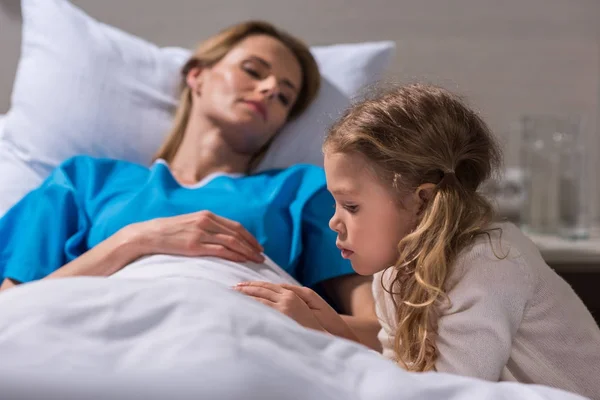 Figlia trascorrere del tempo con la madre malata in ospedale — Stock Photo