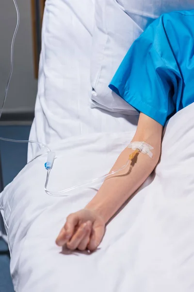 Imagen recortada de la mujer enferma acostada en la cama con mostrador de gota - foto de stock