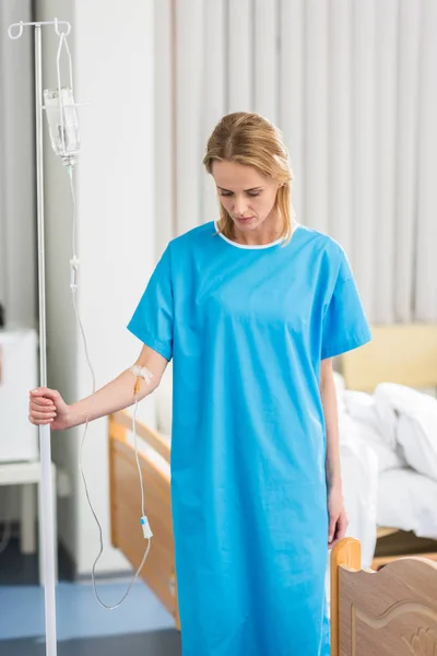 Donna malata che cammina con contagocce — Foto stock