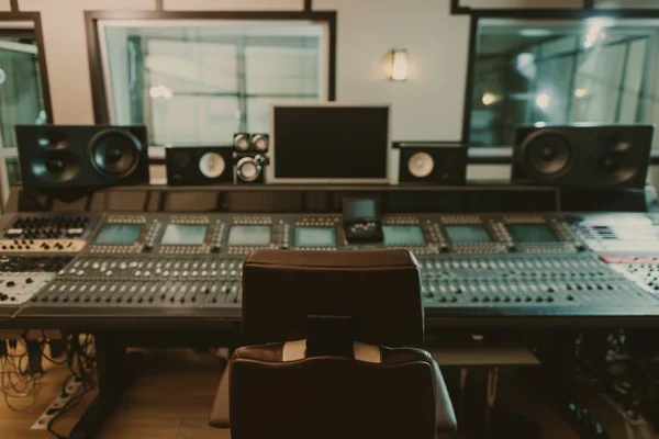 Vista do equipamento de produção de som no estúdio de gravação com poltrona em primeiro plano — Fotografia de Stock