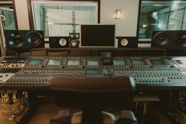 Vista do equipamento de produção de som no estúdio de gravação — Fotografia de Stock