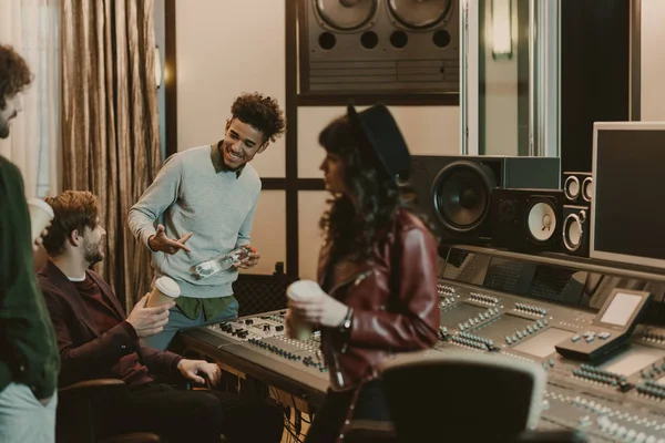 Jeune groupe de musique boire du café pour aller au studio d'enregistrement — Photo de stock