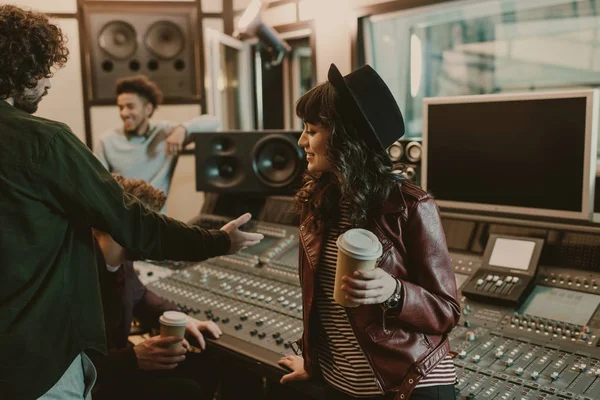 Groupe de jeunes musiciens passant du temps au studio d'enregistrement — Photo de stock