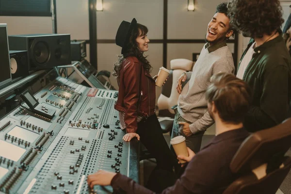 Banda de música divirtiéndose en estudio de grabación de sonido - foto de stock