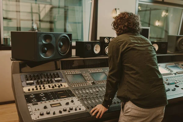 Jeune producteur sonore travaillant au studio d'enregistrement — Photo de stock